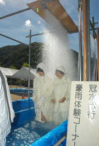 時間雨量50ミリを体験する参加者
