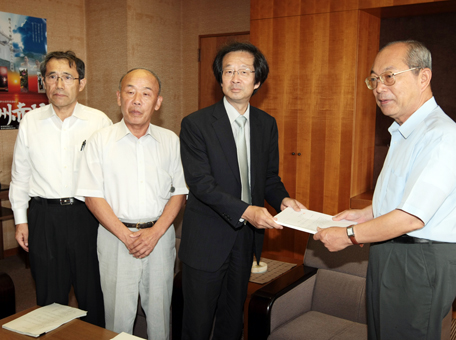 答申書を豆田正明市長に手渡す古瀬徳雄会長ら審議会メンバー