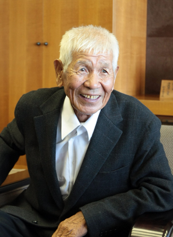 故郷への感謝を込めて市に100万円を寄付した中本正夫さん