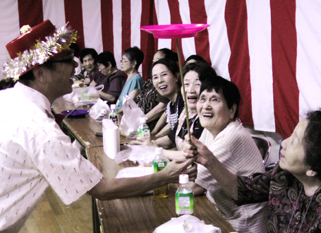 皿回し芸などでお年寄りを楽しませた敬老会