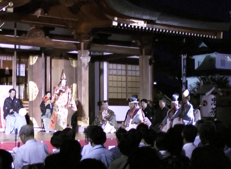 社殿、赤穂城隅櫓を背に上演された赤穂大石神社薪能