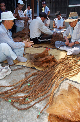 祭りに必要な「カイビキ」を作る西之町自治会のみなさん