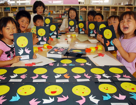 お年寄りへのプレゼントに「お月さん」を作った有年幼稚園の子どもたち