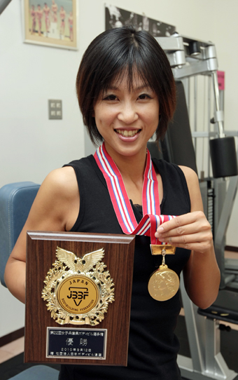 ボディビル選手権で「ミス兵庫」の称号に輝いた児嶋優子選手