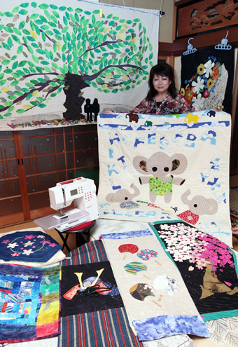 作品展に出品するミシンキルトと森田弘美さん