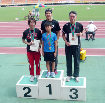 全日本マスターズで優勝し、長男・駿介君と表彰台に上がった笠原裕之選手