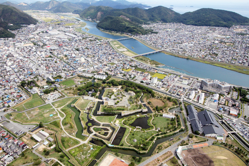 モーターパラグライダーで上空から見た赤穂城跡など赤穂市街=藤原一徳さん撮影