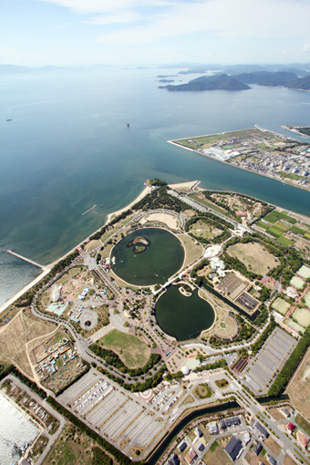 モーターパラグライダーで上空から見た赤穂海浜公園と瀬戸内海=藤原一徳さん撮影