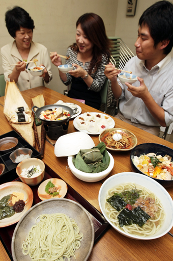 圏域特産の食材を活かした創作料理が並んだご当地グルメワークショップ