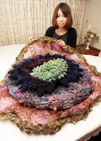 アートコンペで優秀作品賞の受賞作と寺村サチコさん