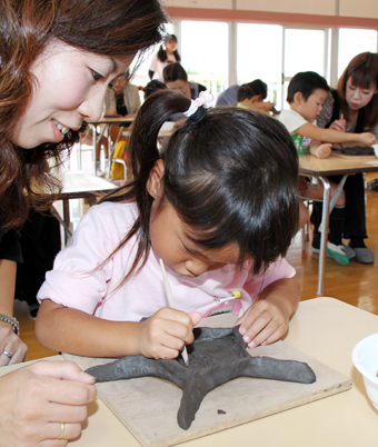 真剣な表情で作品づくりに取り組んだ親子陶芸教室