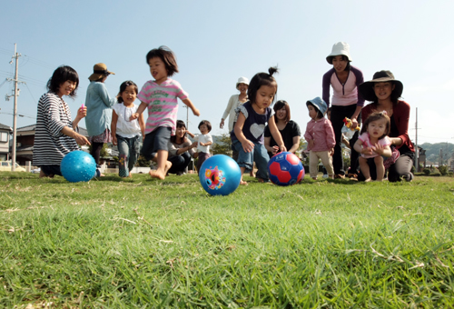 芝生が広がり、はだしの子どもたちも見られる御崎第一公園
