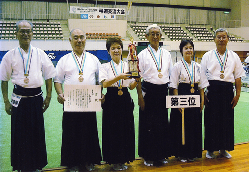 ねんりんピック弓道大会で兵庫県に初のメダルをもたらした住田秀義さん=一番右=ら代表チーム