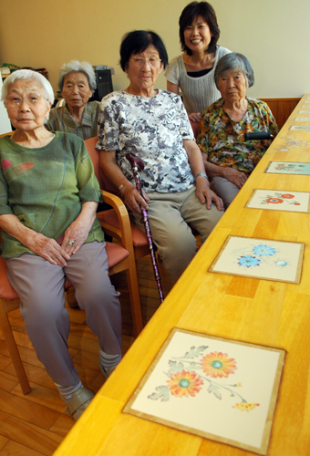 利用者に好評なカフェテーブル。右から2人目が中土井さん