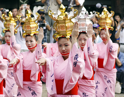 優雅な「山鹿灯籠踊り」も出演する伝統芸能まつり