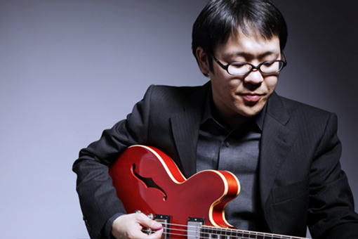 中学生とジャズのワークショップを開くギタリストの高免信喜さん
