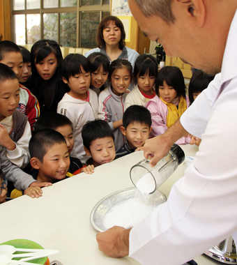 シリカを使った化学実験に目を輝かせる子どもたち