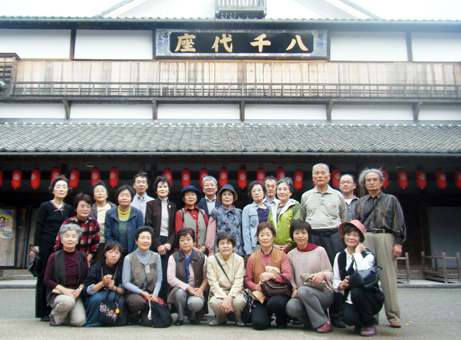 国重文・八千代座で交流祭典に出演した赤穂市の芸能団体一行