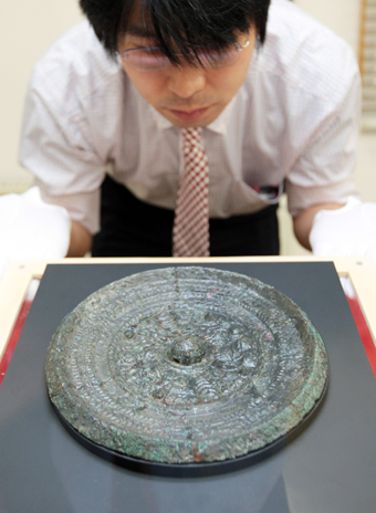 特別展で展示されている三角縁神獣鏡