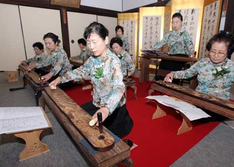 浅野家ゆかりの社寺で一絃琴の演奏を奉納した「ひびき会」=花岳寺
