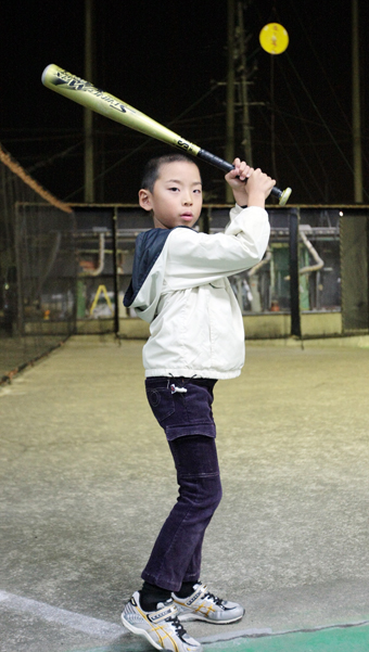 「天和バッティングスタジアム」の最年少ホームラン記録を塗り替えた水畑秀汰ちゃん。右上に見えているのが的