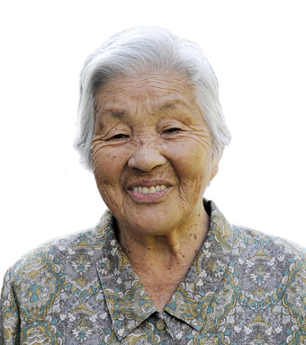 赤穂緞通の伝承功績で「ともしびの賞」を受賞した阪口キリヱさん