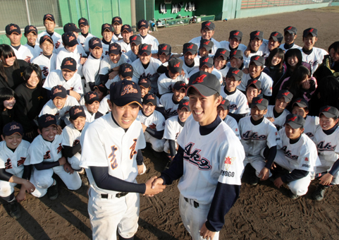 スポーツ交流試合を行った吉良、赤穂両校ナイン