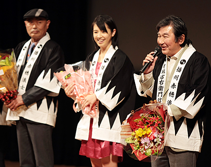 「最後の忠臣蔵」の試写上映後、舞台あいさつする=右から=杉田成道監督、桜庭ななみ、伊武雅刀