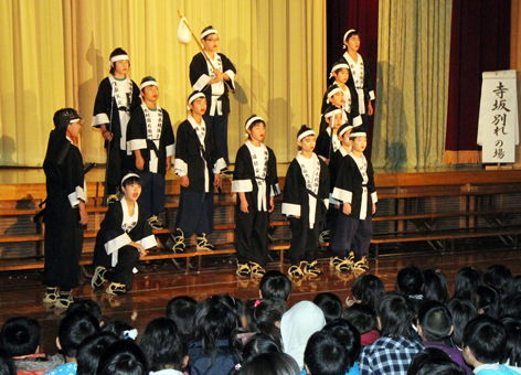 城西小6年生が演じた子ども義士物語