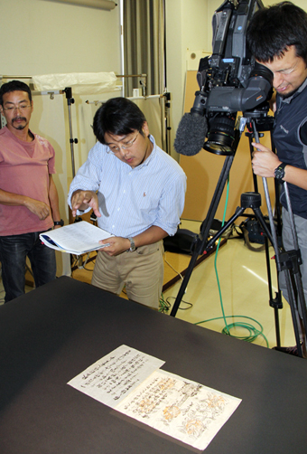 資料映像を撮影する「歴史秘話ヒストリア」の制作スタッフ=市立歴史博物館