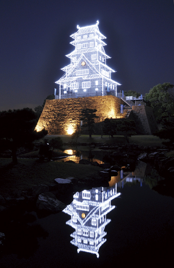 試験点灯された天守閣イルミネーション。13日・14日の午後5時半〜9時に点灯される=写真提供・赤穂市