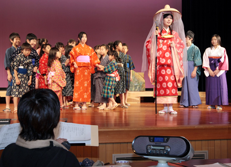 衣装を着けて行われた音楽劇「この子がおればこそ」の通し稽古=相生市民会館