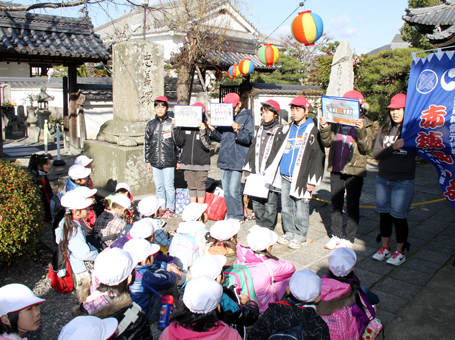 学習成果発表を兼ねて観光ガイドを行った塩屋小6年生