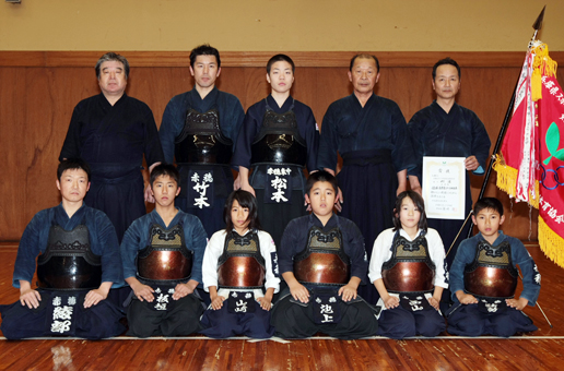 県スポーツ少年団剣道大会で優勝した赤穂市Aチームと松本良真選手=後列中央