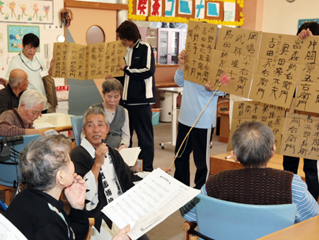 歌や余興を楽しんだ「義士うたまつり」