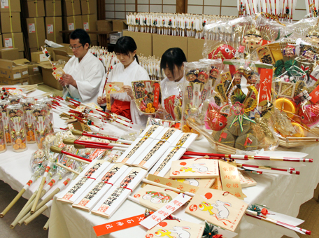 正月に向けて準備が進む縁起物