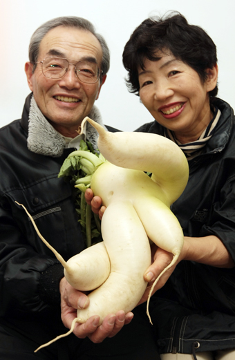 ダイコンを手に「まるで幸せな長男家族みたい」と話す目木さん夫妻