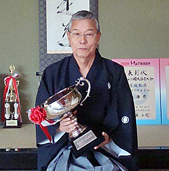 県弓道連盟納射会の総合優勝杯を手にした住田秀義選手