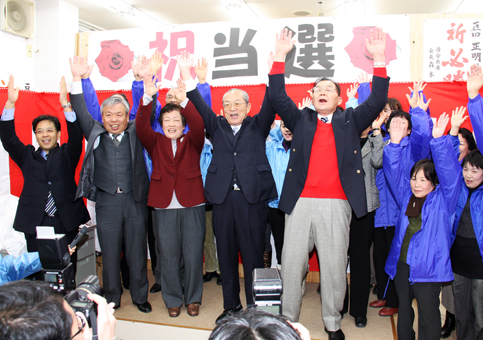 3選が決まり、支持者らと万歳三唱する豆田正明氏