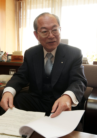 3期目の公約、抱負などについて語る豆田正明市長