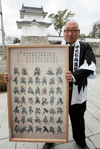 義士ファンが高じて忠臣蔵土産物店をオープンする矢野英樹さんと複製画「赤穂四十七義士」