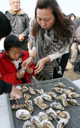 焼きカキの振る舞いなどでにぎわった「赤穂かきまつり」