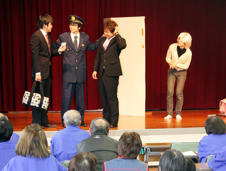 巧妙な詐欺の手口を演じた関西福祉大演劇部の寸劇