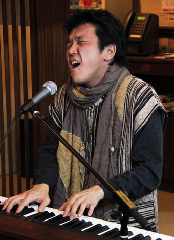 心を込めて熱唱する奥野勝利さん
