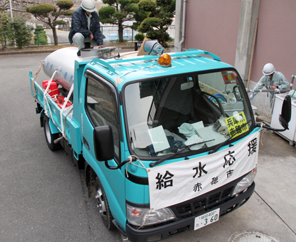 被災地へ運ぶ飲料水をタンクに注ぐ応急給水隊