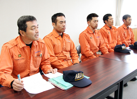 被災地から帰還した緊急消防援助隊の一次隊メンバー