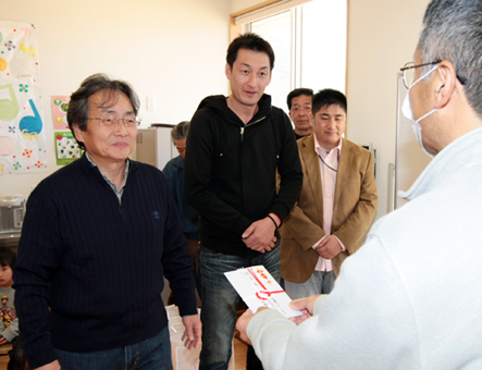 3クラブを代表して募金を贈る立花剛・LC会長