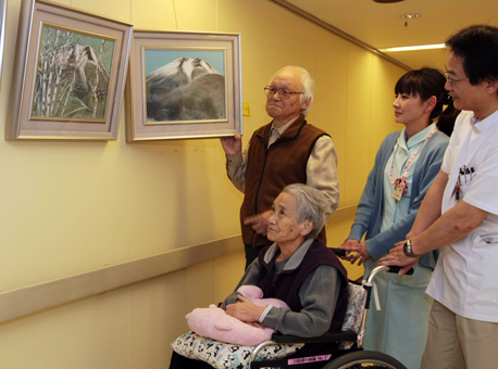 25年間にわたって日本画を提供し続けている室井澄さん(左)
