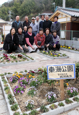 住民の手で整備したミニ公園。右奥が大師堂