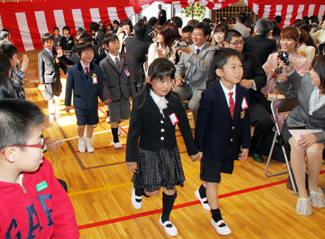 市内小・中学校で行われた入学式=赤穂小